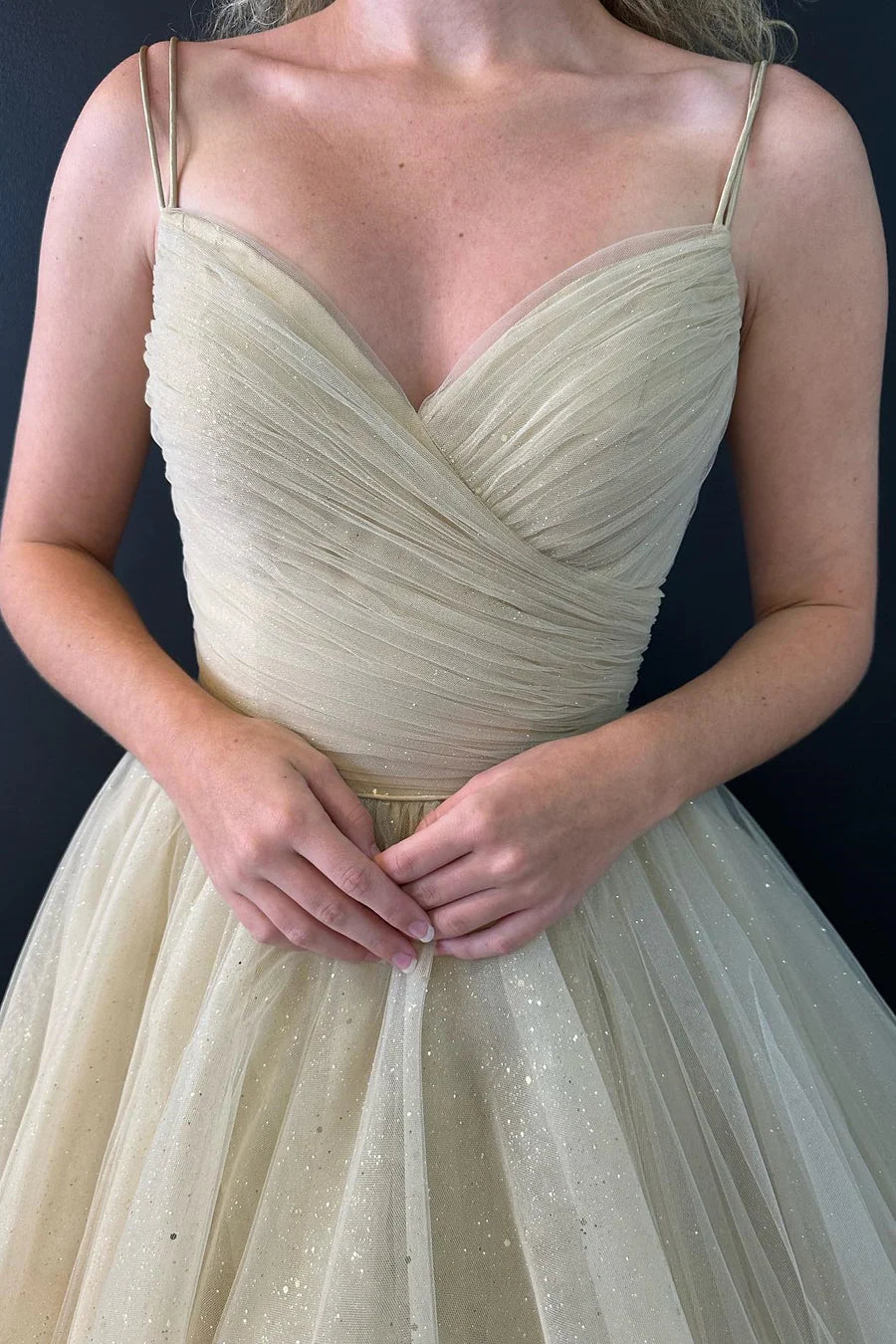 Vestido de fiesta con cordones y sobrepelliz